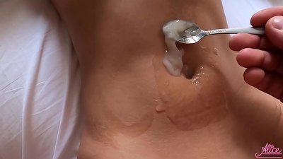 Fellation profonde et sexe passionné en gros plan - Sperme mangé