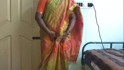 Femme de chambre indienne pour montrer ses seins naturels au propriétaire de la maison
