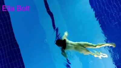 Je ne peux pas m'arrêter de regarder, jeune blonde prise en train de nager nue dans la piscine de la station ELLA BOLT.