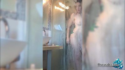 Un bébé avec un cul juteux se masturbe sous la douche
