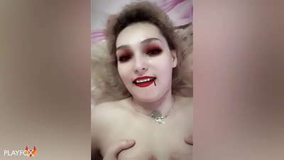 Ivan Helsing baise violemment une vampire sexy et jouit sur son cul