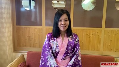 Une femme japonaise de 41 ans trompe son mari et les garçons font l'amour pour de l'argent. Une salope asiatique aime le sexe avec une chatte noire et poilue, les tatouages et les pipes. masturbation debout levrette IFOM OSAKAPORN