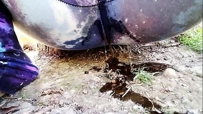 Pisser dans la rue ! Venez voir LilKiwwiMonster mouiller sa culotte et pisser dans la poussière !