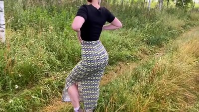 Une femme suce une bite dans la rue et fait l'amour en finissant sur son cul. CleoModel porno russe